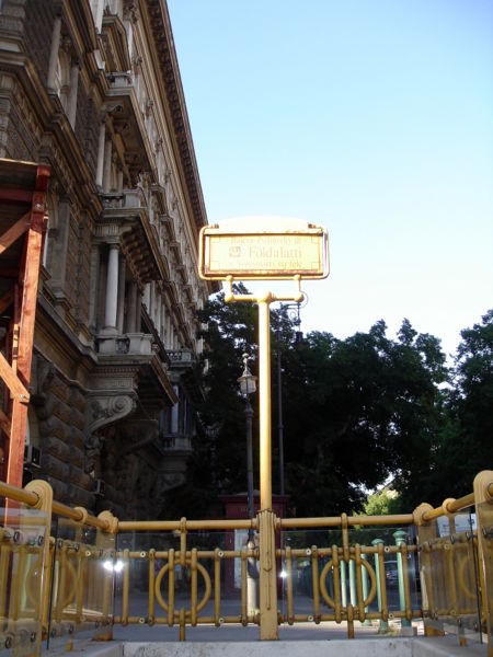 Файл:Hu budapest metro entrance 07.JPG