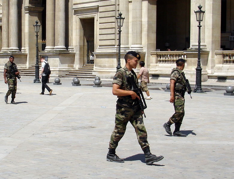 Файл:Fr paris luvre arme 10.JPG