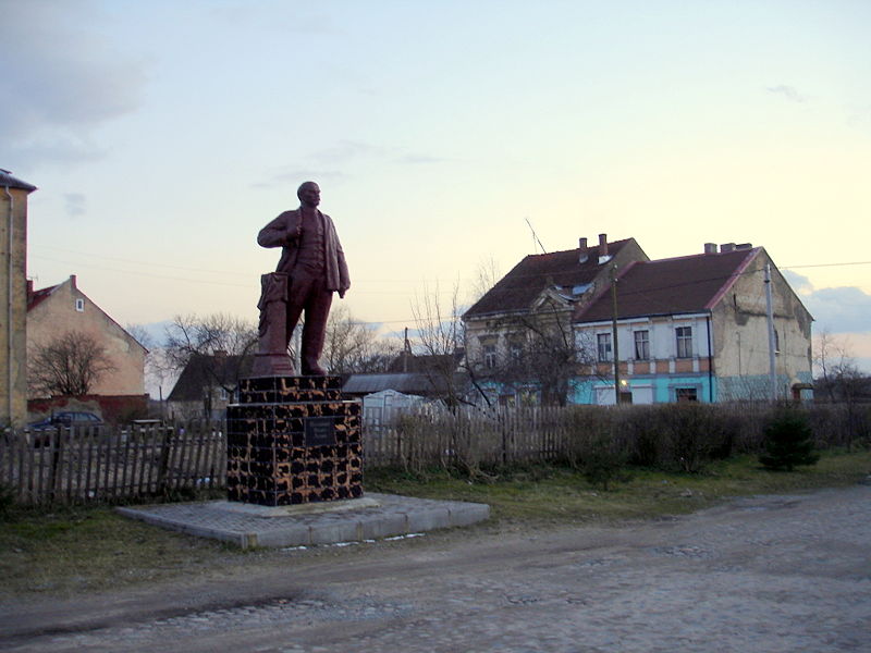 Файл:Ru kaliningrad region zeleznodorozny lenin monument 08.jpg