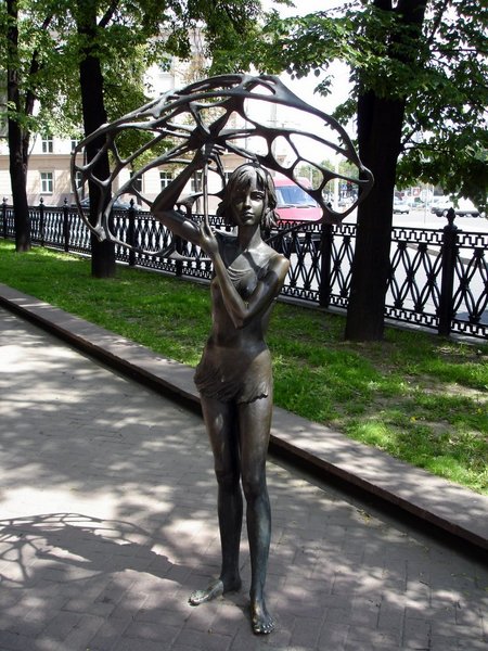 Файл:By minsk mihaylovsky squere girl sculpture 06.jpg