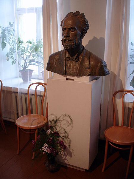 Файл:Ru ples luna4arskogo street museum levitana bust 08.jpg
