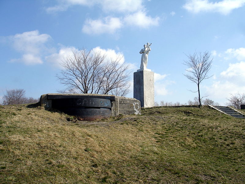 Файл:Ru baltiysk fishman women monument 08.jpg