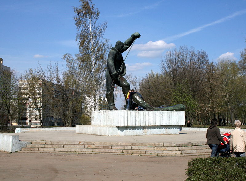 Файл:Ru orel metallurg monument 08.jpg