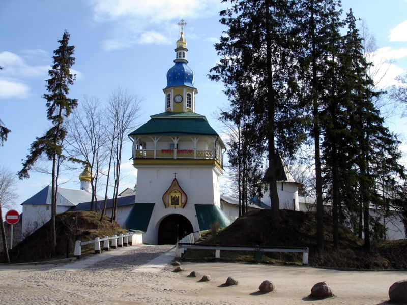 Файл:Ru peshory pskovo pechersky monastery svyatye vrata snaruzy 07.JPG