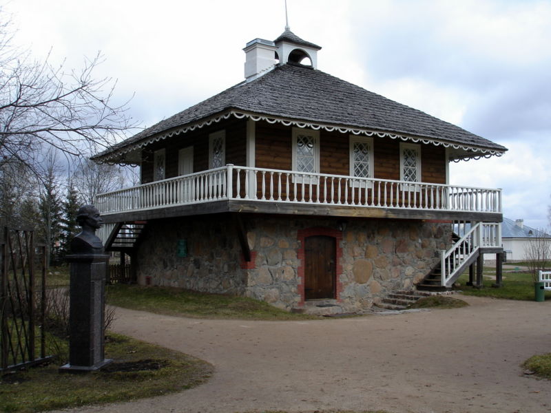 Файл:Ru pusgory petrovskoe fligel a p gannibal monument 07.JPG