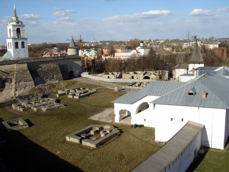 Файл:Ru pskov kreml dovmontov gorod prikaznaja palata 07.JPG