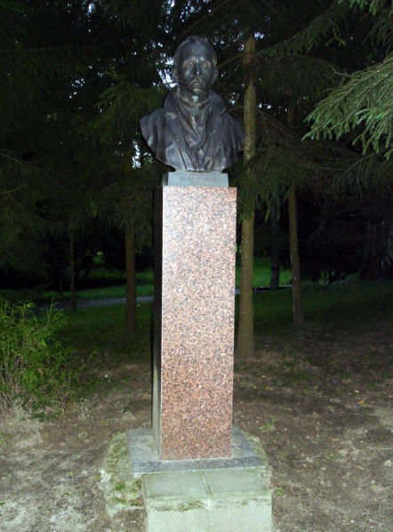Файл:By nesviz park bust jakub kolas 09.jpg