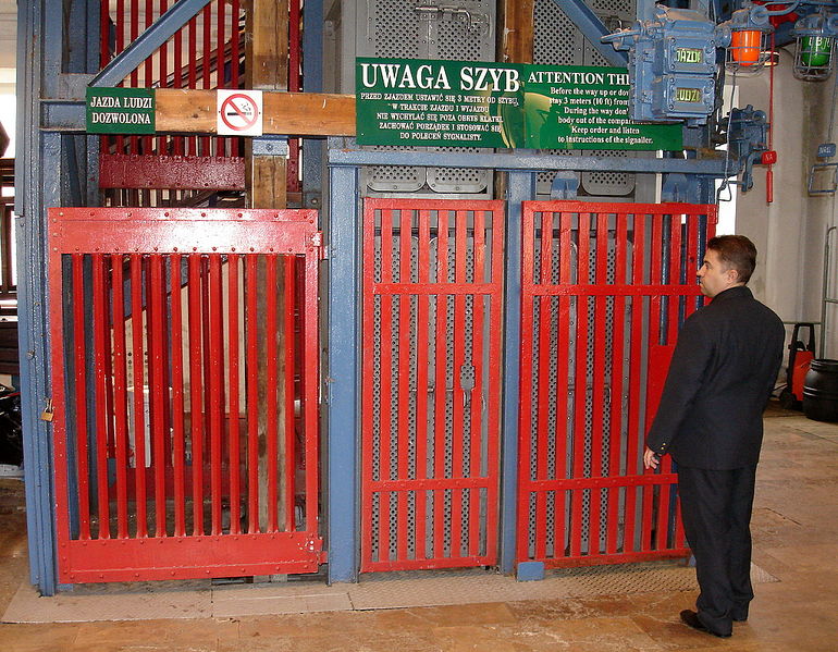 Файл:Pl wieliczka kopalnja 21 lift i lifter 09.jpg