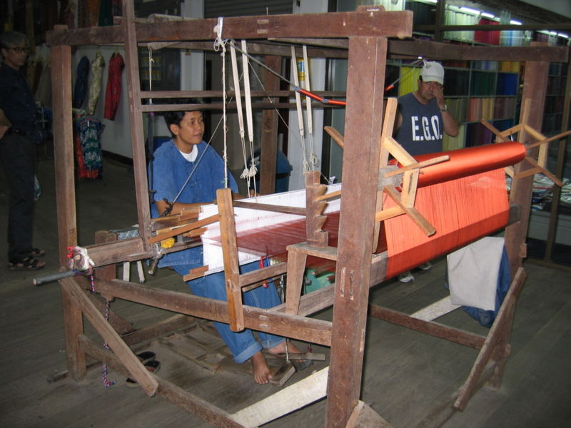 Файл:TH Floating Market Silk Production.JPG