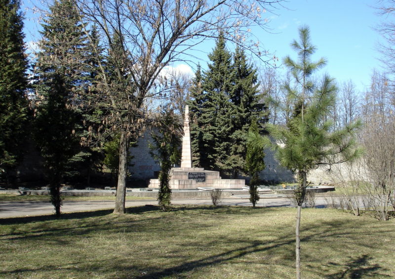Файл:Ru pskov revolutioner 1919 monument 07.JPG