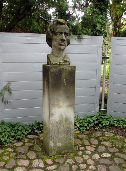 Файл:Pl zelazova vola bust sopin 2 09.jpg