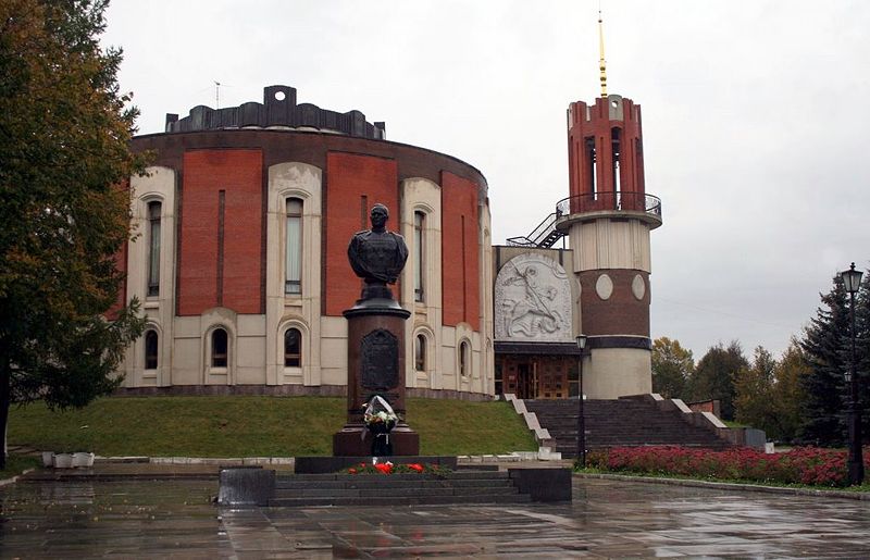 Файл:Ru zhukov museum bust 08.jpg