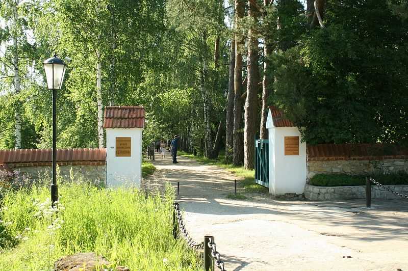 Файл:RU Tula Polenovo Gate.jpg