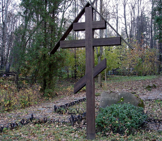 Файл:Ru tarusa konstantin paustovskii grave 07.jpg