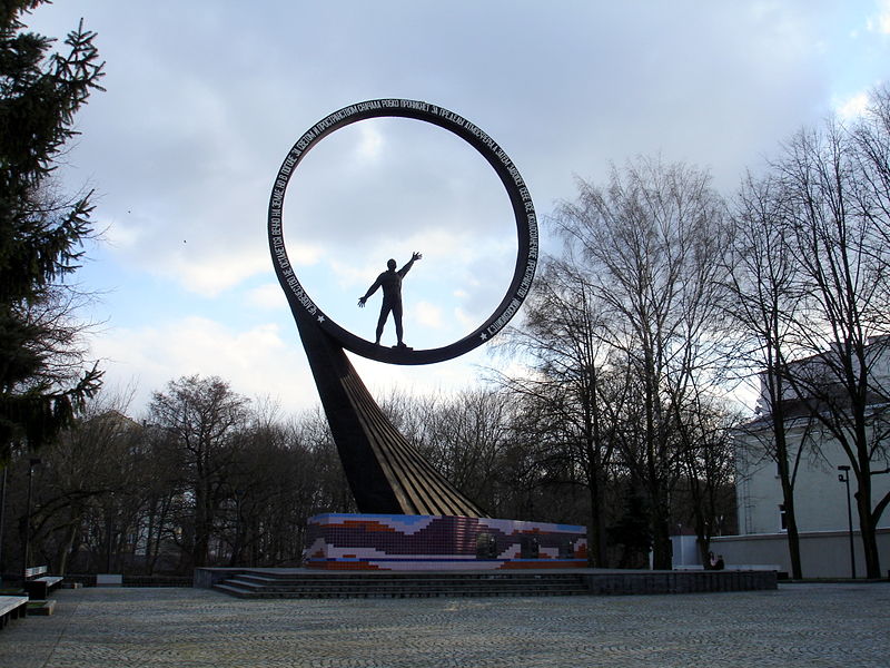 Файл:Ru kaliningrad mira prospekt kosmonavt zemljak monument 08.jpg
