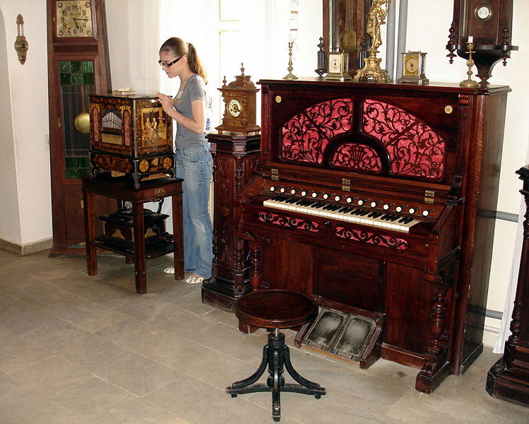 Файл:Ru yaroslavl museum music taim fisgarmonija 08.jpg