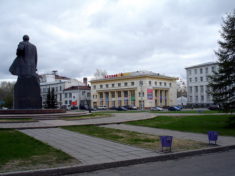 Файл:Ru arkhangelsk lenin square troicky prospekt kids mir 08.JPG