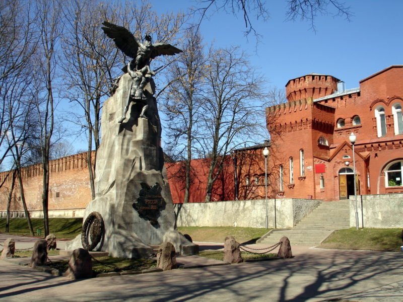 Файл:Ru smolensk geroi 1812 goda monument 07.JPG