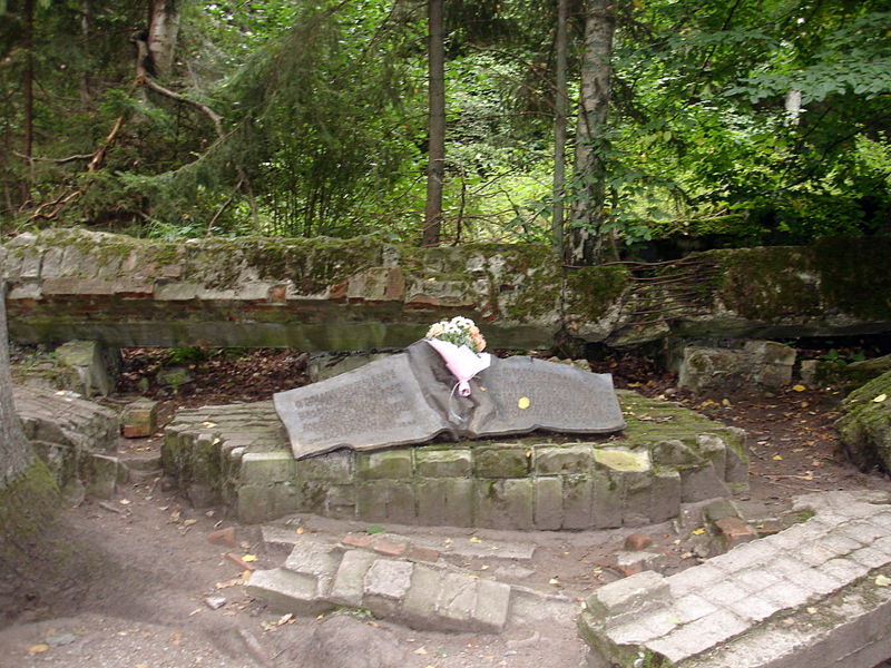 Файл:Pl wolfsschanze stauffenberg monument 09.jpg