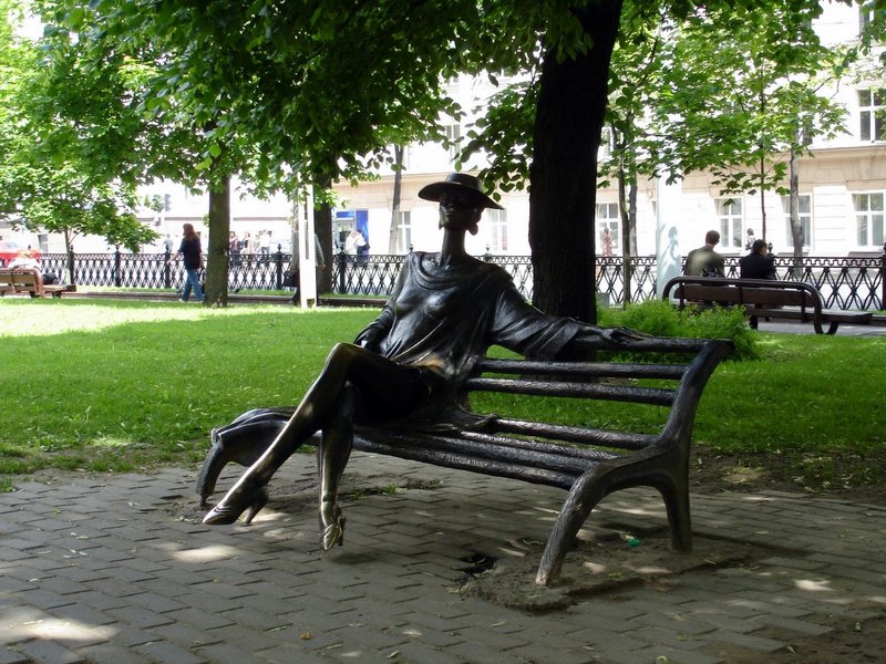 Файл:By minsk mihaylovsky squere madam sculpture 06.jpg