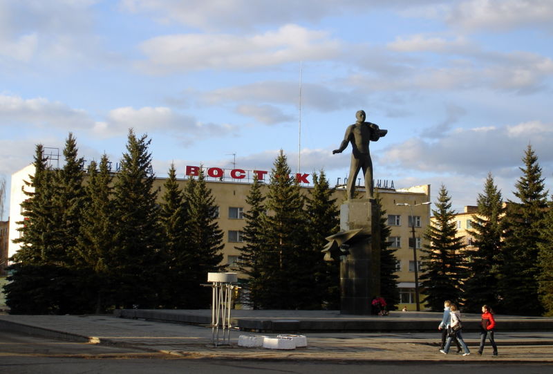 Файл:Ru gagarin hotel vostok gagarin monument 07.JPG