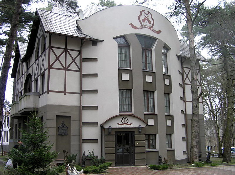 Файл:Ru svetlogorsk hotel dom skazo4nika fasad 08.jpg