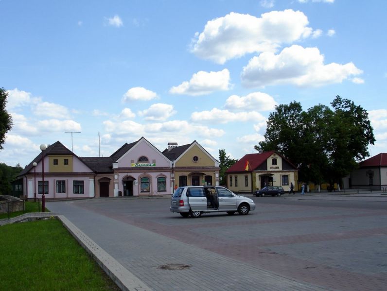 Файл:By mir center platz 06.jpg