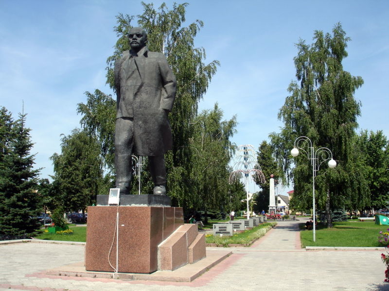Файл:By postavy lenin allea geroev stela mogila generalov 09.jpg