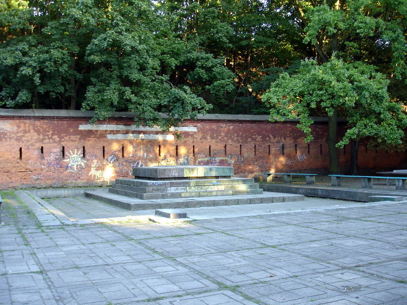 Файл:Pl warszawa citadel postament 09.jpg