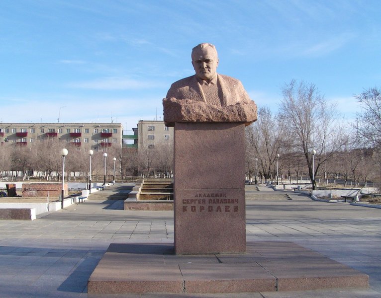 Файл:KZ SPKorolev monument in Baykonur city.JPG