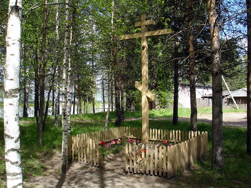 Файл:Ru krasnoborsk park krest spassky sobor 08.JPG