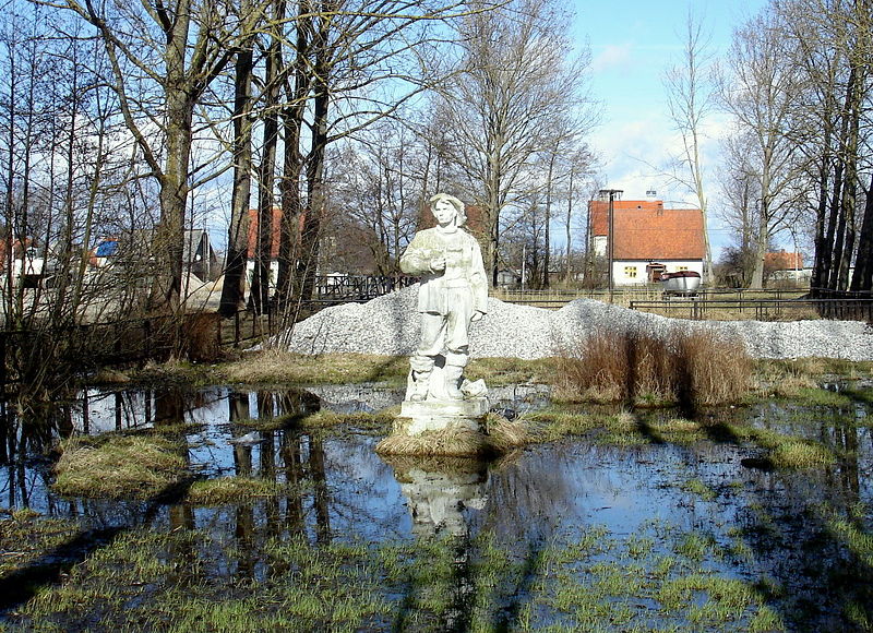 Файл:Ru kaliningrad region kursskaja kosa rybacij rybak monument 08.jpg