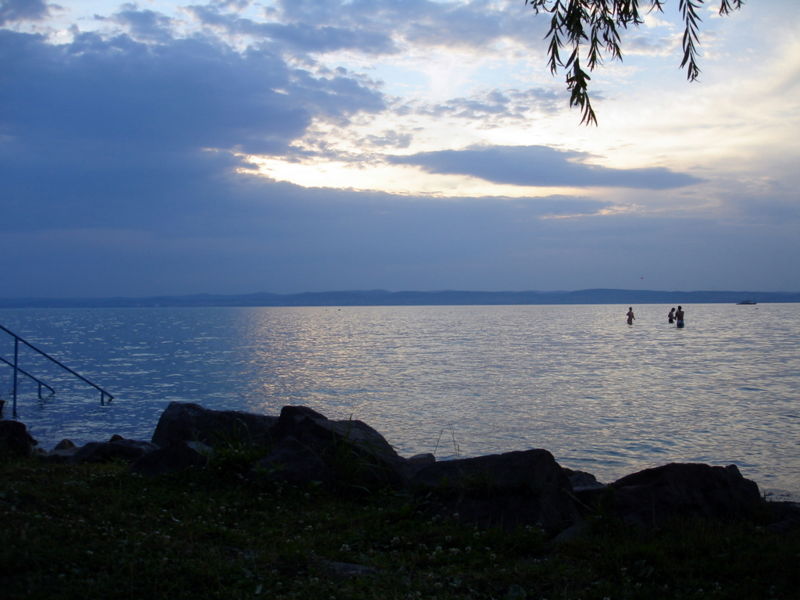 Файл:Hu twilight on balaton 07.JPG