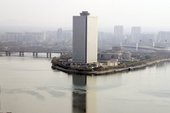 Dprk pyongyang hotel yangakdo view 05.jpg