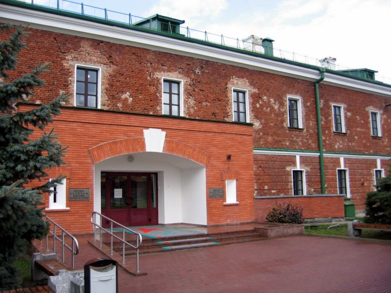 Файл:By brest fortress museum entranc 06.JPG