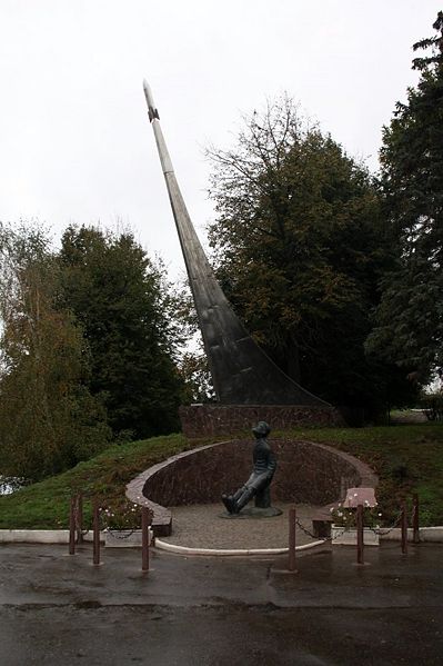 Файл:Ru borovsk gorodishe tsiolkovsky monument 08.jpg