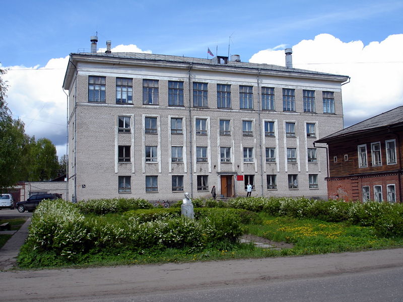 Файл:Ru krasnoborsk administration lenin bust 08.JPG