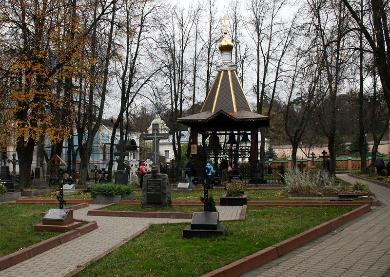 Файл:Ru kaluga region optina poklonnyj krest i zvonnica 08.jpg