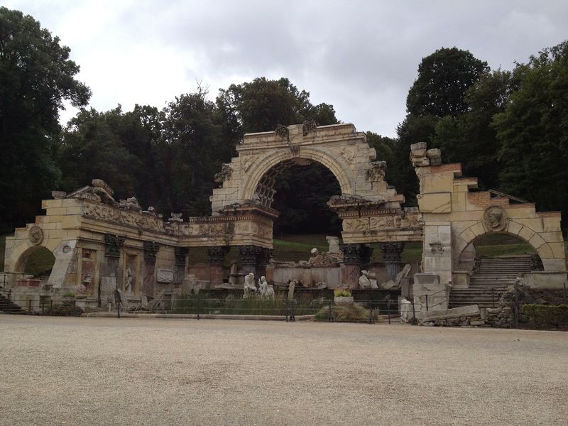 Файл:AT Vienna Schonbrunn Roma Ruin.jpg