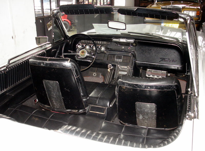 Файл:Pl otrebusy ford thunderbird 09.jpg