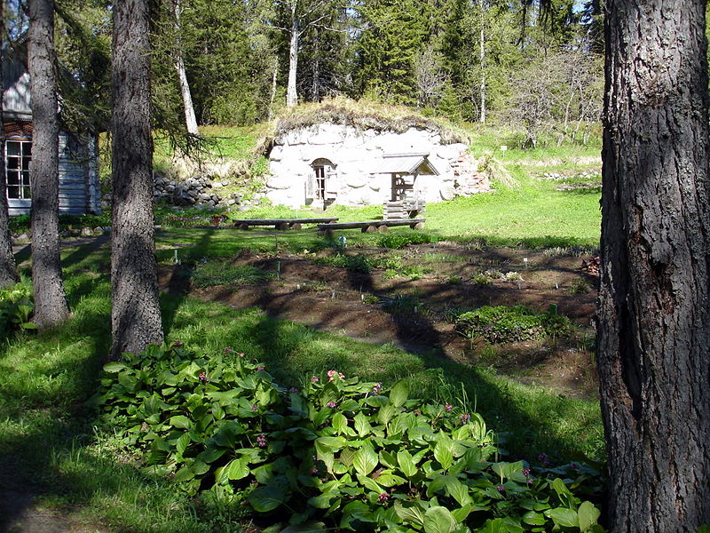 Файл:Ru solovki botanic garden pogreb kolodez 08.JPG