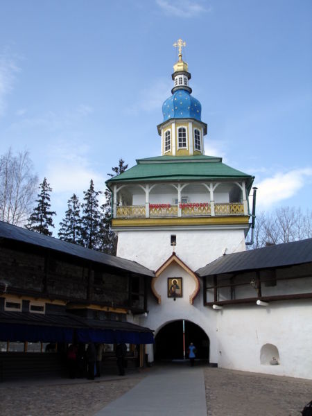 Файл:Ru peshory pskovo pechersky monastery svyatye vrata vnutri 07.JPG