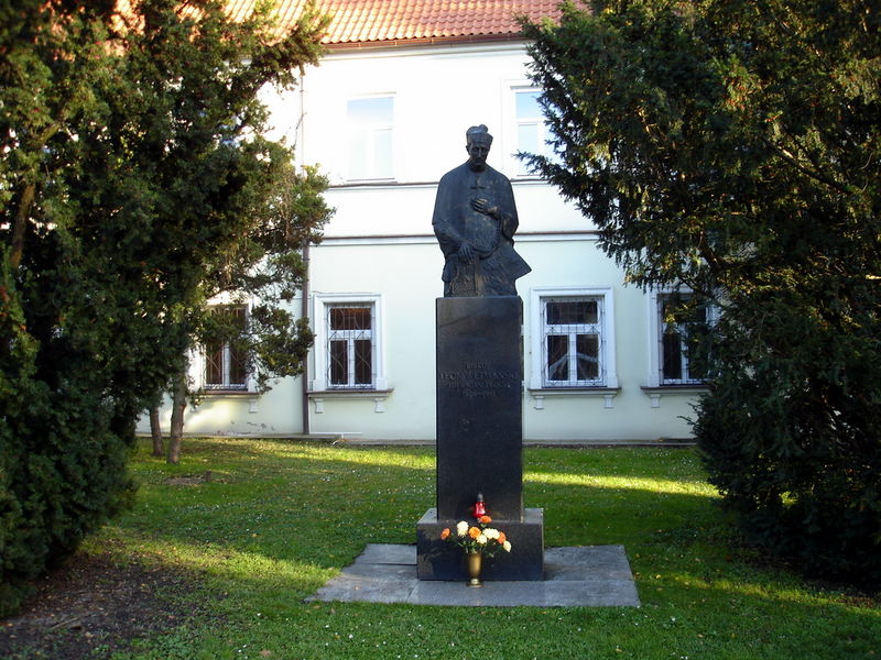 Файл:Pl plock tumski holm monum leon vetmansky 09.jpg
