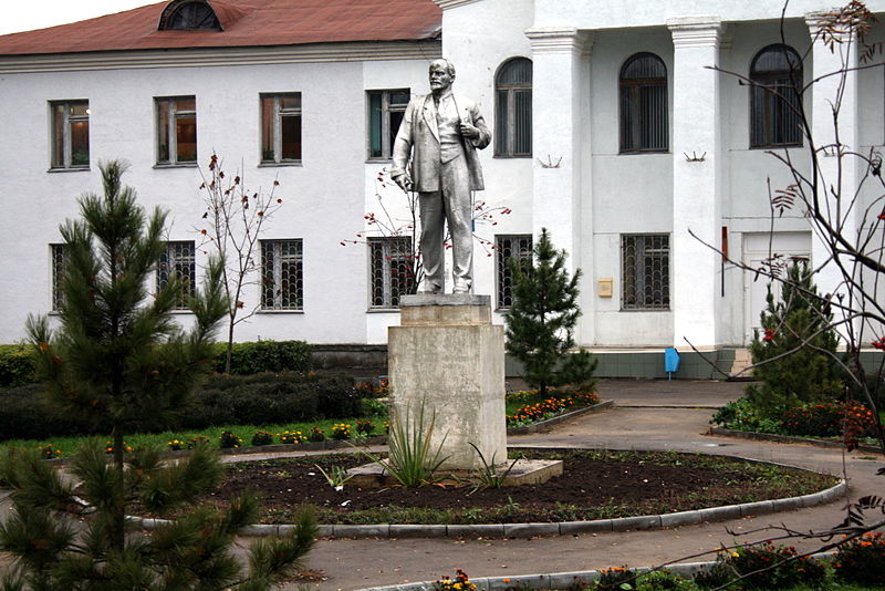 Файл:Ru kaluga region ferzikovo administration lenin monument 08.jpg