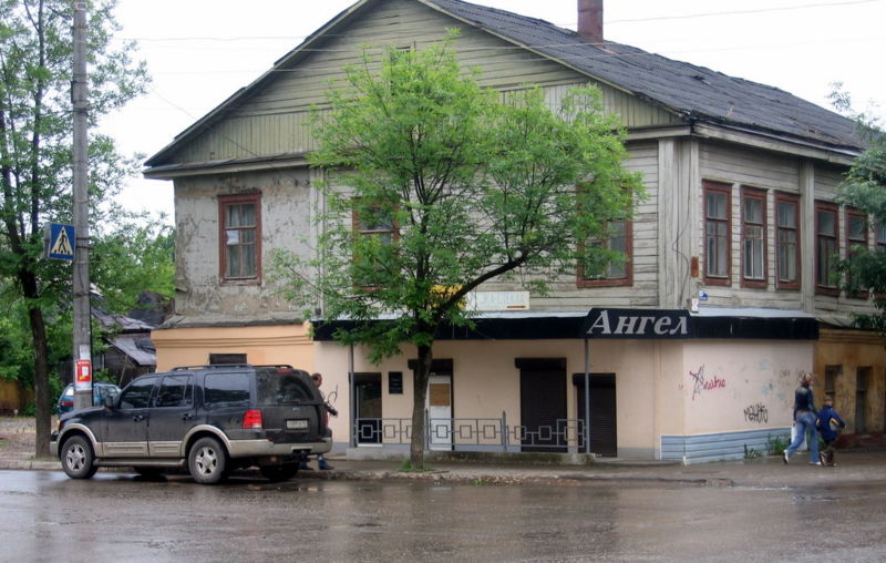 Файл:Ru kaluga cementary buro angel 07.jpg