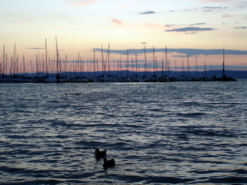 Файл:Hu twilight in the siofok harbour 07.JPG