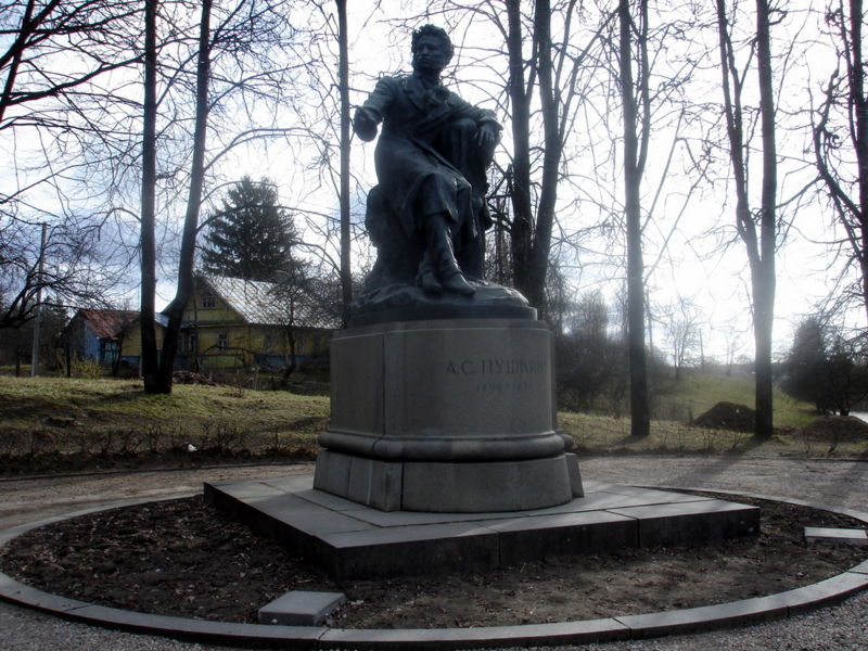 Файл:Ru pusgory puskin monument 07.JPG