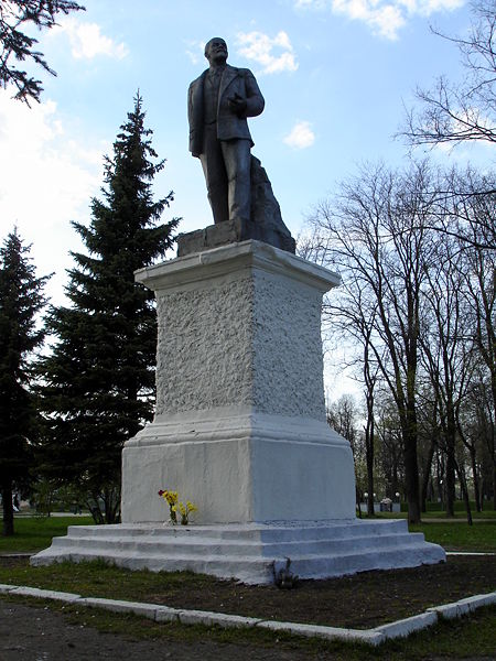 Файл:Ru uglich uspenskaja square lenin monument 08.jpg