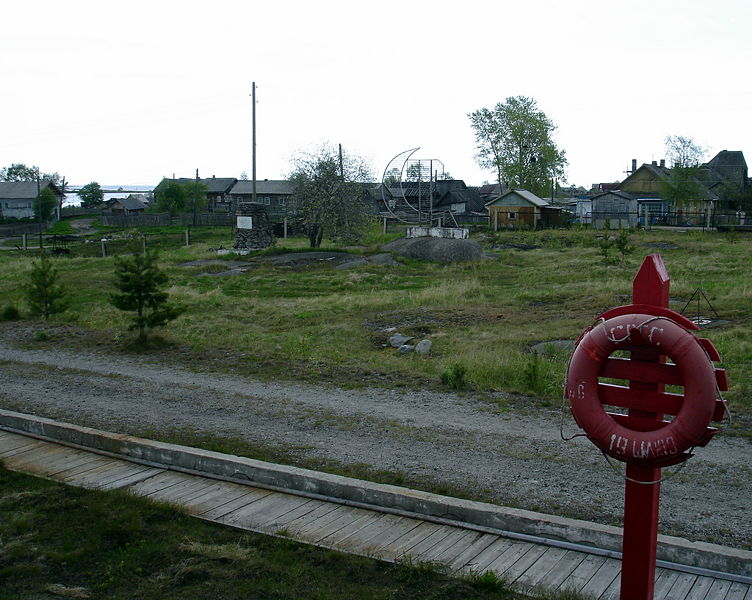Файл:Ru belomorsk belomorkanal 19 sluz serp molot kamen 08.JPG