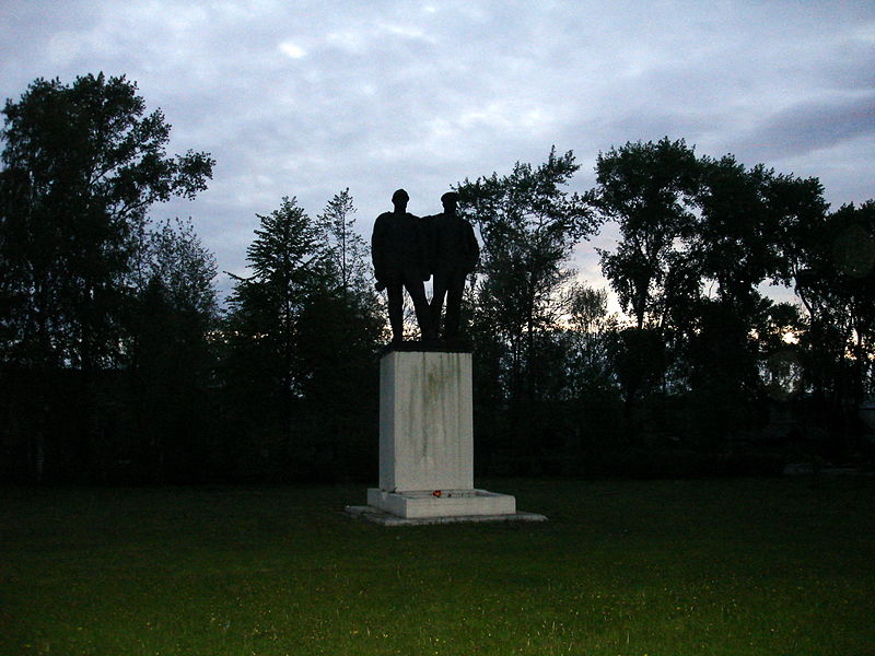Файл:Ru kotlas slava trudu monument rabo4ij morjak 08.JPG